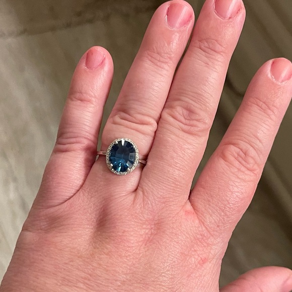 3.5 carat London Blue Topaz w/diamond halo 14 kt white gold ring- size 6 - Picture 9 of 9